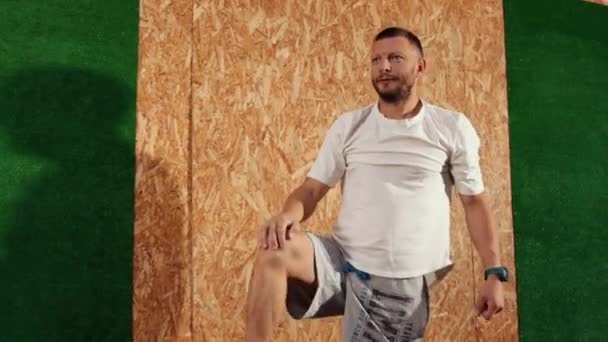 Kneading body muscles after jogging. Caucasian man massage leg before jogging — Stock videók