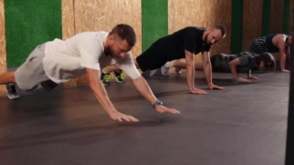 Ισχυρή ταιριάζει αθλητικούς άνδρες που κάνουν push up ασκήσεις σε στυλ σοφίτα βιομηχανικό γυμναστήριο — Αρχείο Βίντεο