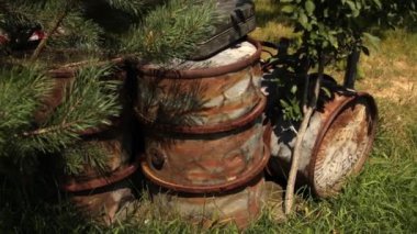 Aşınmayla kaplı metal fıçılar, 2. Dünya Savaşı 'nın yakıtı depolandı. Askeri variller yakıt ikmali yapıyor.