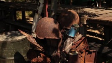 Askeri paslı metal parçaları. Dünya Savaşı 'nın elementleri. Çatışmadan sonra birçok şey yok oldu.