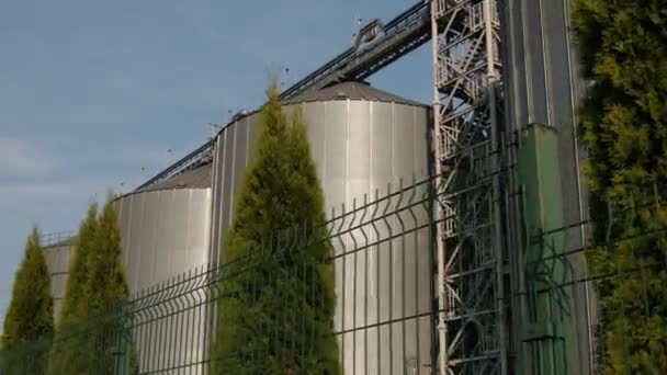 Серебряные силосы на агропромышленном заводе по переработке сушки, хранению сельскохозяйственных культур — стоковое видео
