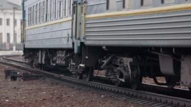 Çin malı ithal et. Letonya tren vagonu durağı. Tren vagonları.