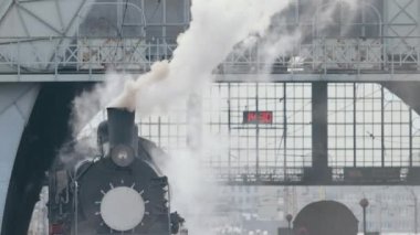 Buharlı lokomotif treni istasyona yaklaşıyor.