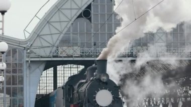 Buharlı lokomotif treni istasyona yaklaşıyor.