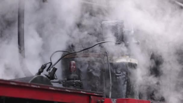Smoke covering the train. Retro steam locomotive departs from railway station. Old black steam train — Stock Video