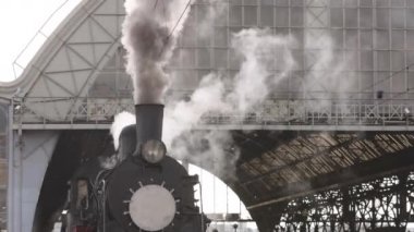 Klasik buharlı tren lokomotifi, lokomotif tekerlekleri. Buhar treni kalkıyor.