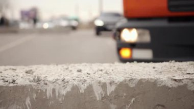 Kırmızı büyük arabanın ön tarafı beton bloğa giderken kaza sonucu hasar gördü. Hasar