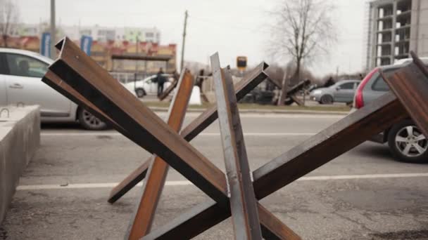 Punkt kontrolny ukraińskiego wojska na drogach ukraińskiego urządzenia sprzętowego, worki z piaskiem — Wideo stockowe