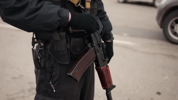 Members of police strategic response group stand guard. Man in black military — Stock Video
