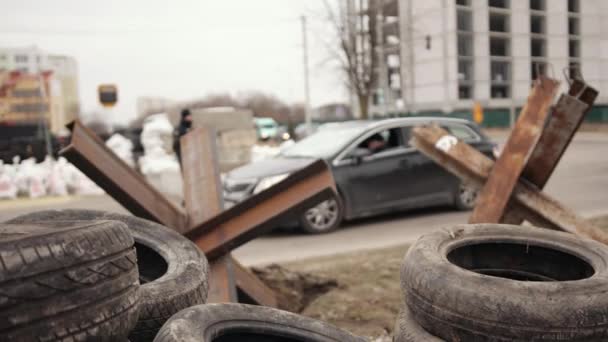 Ponto de controle de militares ucranianos em estradas de equipamento ucraniano dispositivo, sacos de areia — Vídeo de Stock