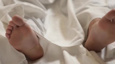 Odada çarşafla kaplı bir insan cesedi. Ceset örtülü çarşaf. Gençlerin ölümü