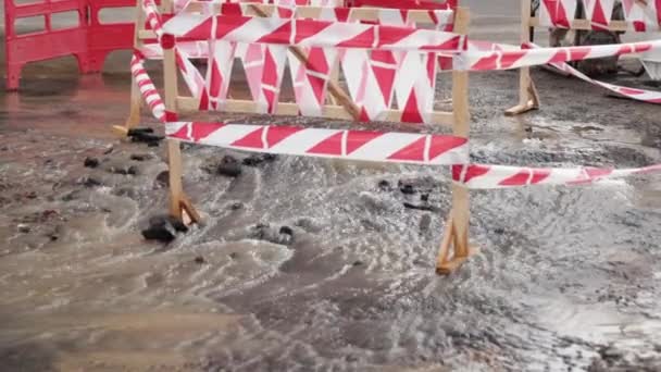 Kanalizace, vodní nádrž. Nebezpečná hranice poblíž úniku vody po silnici. Road spurt water — Stock video