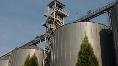 Tahıl depolamak ve işlemek için büyük modern bir bitki. Güneşli bir günde ambar manzarası.