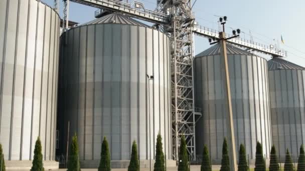 Grande usine moderne pour le stockage et la transformation des cultures céréalières. Vue du grenier le jour ensoleillé. — Video