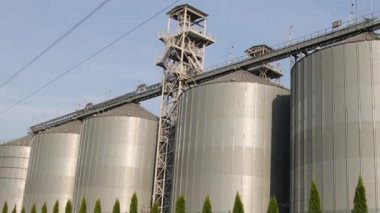 Tahıl depolamak ve işlemek için büyük modern bir bitki. Güneşli bir günde ambar manzarası.