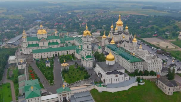 Ukrajnában. Légi kilátás a legnagyobb ortodox templom komplexum kolostor Dormition Pochayiv Lavra — Stock videók