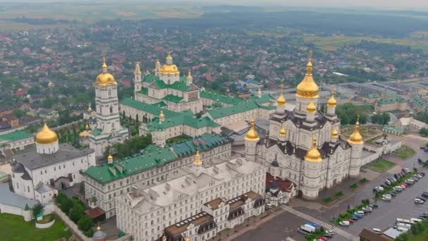 Pochaev-Kloster aus der Luft. Heilige Entschlafung pochayiv lavra, Ukraine. Luftaufnahme des Pochaev-Klosters — Stockvideo