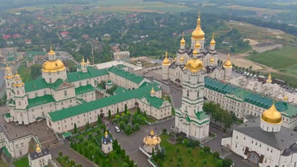 Flygfoto av Pochaev kloster, Ortodoxa kyrkan, Pochayiv Lavra på dagen, Ukraina. Pochayiv Lavra — Stockvideo