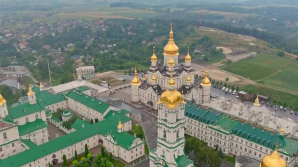 Flygfoto av Pochaev kloster, Ortodoxa kyrkan, Pochayiv Lavra på dagen, Ukraina. Pochayiv Lavra — Stockvideo