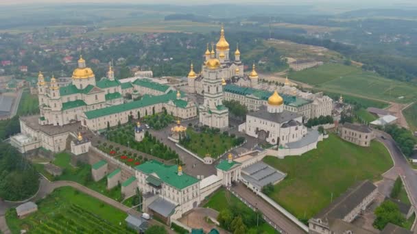 Ukraina. Pandangan udara ke gereja Ortodoks terbesar kompleks biara Dormition Pochayiv Lavra — Stok Video