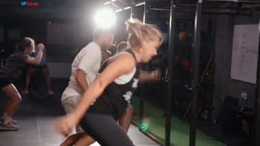 Kentsel çevrede spor yapan insanlar içeri atlıyor. Sportif kadın ve erkekler