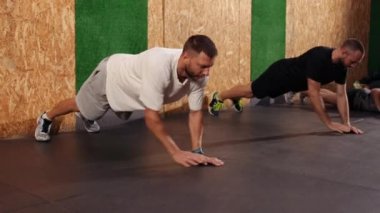 Çapraz eğitim tesisi. Güzel bir sporcu biraz şınav çekiyor..