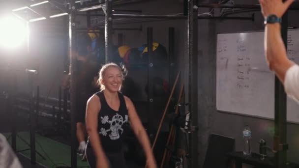 Cross latihan keras inti latihan di gym. Latihan kebugaran fungsional di gym — Stok Video
