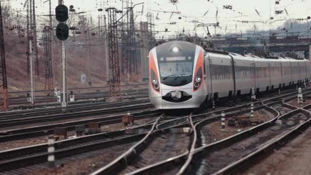 Bella stazione ferroviaria moderno treno suburbano al tramonto colorato. Ferrovia — Video Stock