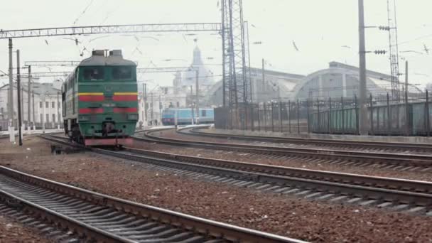 Elektrischer Zug, der sich auf der Schiene bewegt. Veraltetes Design. Sowjetischer Elektrozug unterwegs — Stockvideo