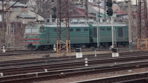 Pociąg elektryczny poruszający się koleją. Przestarzały projekt. Radziecki pociąg elektryczny — Wideo stockowe