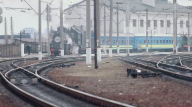 Klasik siyah buhar lokomotifi. Tarihi bir tren. Araç lokomotifi ayrılıyor