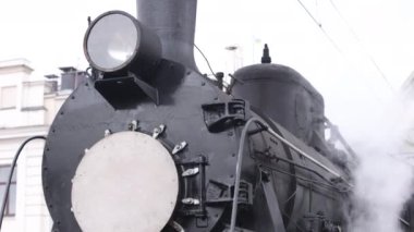 Buharlı lokomotif treni istasyona yaklaşıyor.