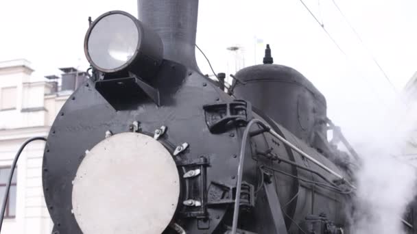 Comboio locomotivo a vapor que se aproxima da estação que passa pelo pátio de mercadorias — Vídeo de Stock