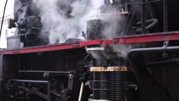 Smoke covering the train. Retro steam locomotive departs from railway station. Old black steam train — Stock Video