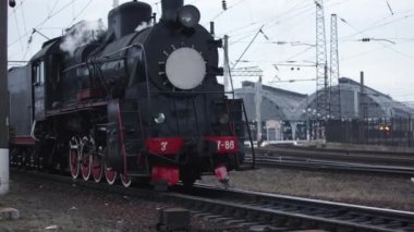 Klasik siyah buhar lokomotifi. Tarihi bir tren. Araç lokomotifi ayrılıyor