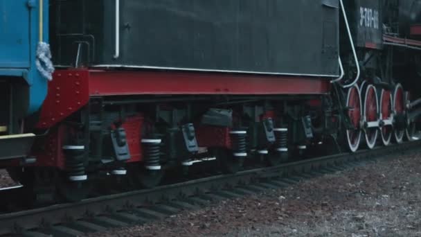 Pociąg lokomotywa parowa zbliża się do stacji przechodzącej przez stocznię towarową — Wideo stockowe