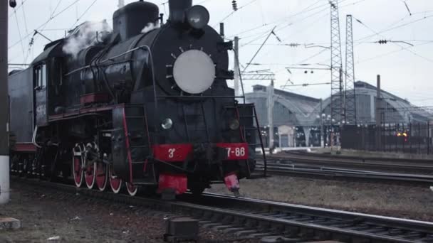 Locomotiva a vapor preta vintage. Comboio histórico. A locomotiva do veículo parte — Vídeo de Stock