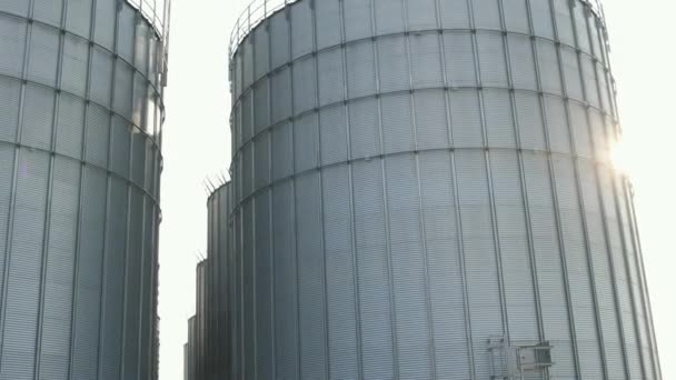 Grote moderne installatie voor de opslag en verwerking van graangewassen. Uitzicht op graanschuur op zonnige dag. — Stockvideo