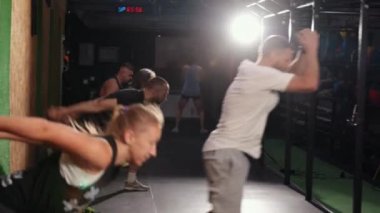 Genç sporcular vücut değiştirmeyi ve koşmayı bilir. Spor kıyafetlerinde mankenler spor yapıyor.