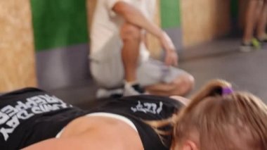 Çapraz eğitim tesisi. Güzel bir sporcu biraz şınav çekiyor..