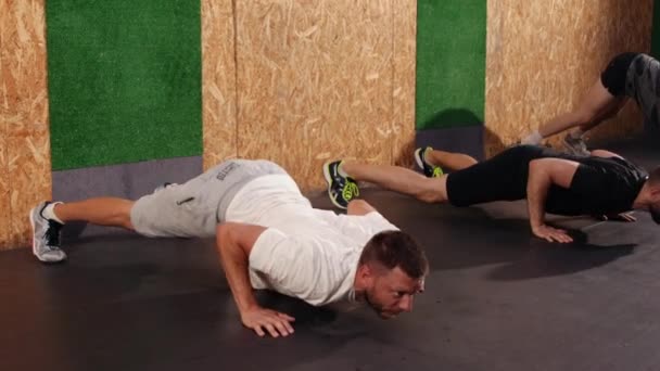 Bien-être physique. Bien-être corporel. Adaptez l'homme sain flexible en vêtements de sport faisant l'exercice de flexion à la salle de gym — Video