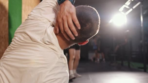 Fitness, sport, training, gym, lifestyle concept stretching jonge mannen in de sportschool. Jonge mannelijke stretching — Stockvideo