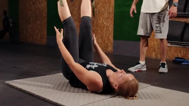 Brazos de entrenamiento de mujeres con correas de fitness trx en el gimnasio haciendo tira hacia arriba en el pecho del tren aéreo superior del cuerpo — Vídeo de stock