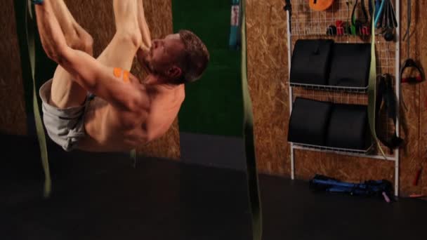 Mannen trainen armen met trx fitness riemen in de sportschool doen push-ups in de lucht trein bovenste lichaam borst — Stockvideo