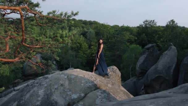 Young Woman Beautiful Dress Standing Edge Rock Contemplation Time Self — Stock Video