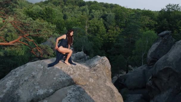 Woman Walks Edge Cliff Looks Sun Woman Seen Dress Flying — Stock Video