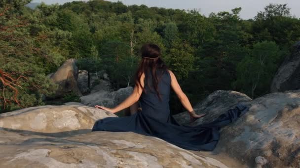 Wilde Vrouw Zwaait Kijkt Naar Zon Fashion Vrouw Portret Blauwe — Stockvideo