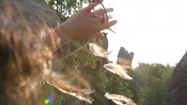 Mão Das Mulheres Cobre Raios Luz Com Mão Lady Vista — Vídeo de Stock