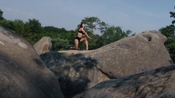 Güzel Kadın Paspasın Üzerine Çömelmiş Elini Kaldırıyor Şafak Vakti Kayalık — Stok video