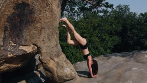 Mujer Bonita Equilibra Sus Manos Dobla Sus Rodillas Concepto Deporte — Vídeos de Stock